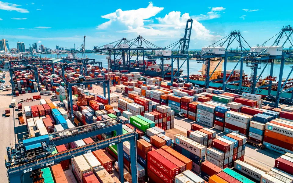Containerhafen mit Verladekränen