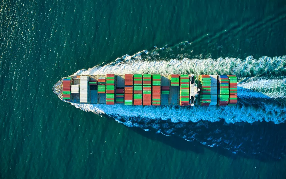 Containerschiff auf offener See
