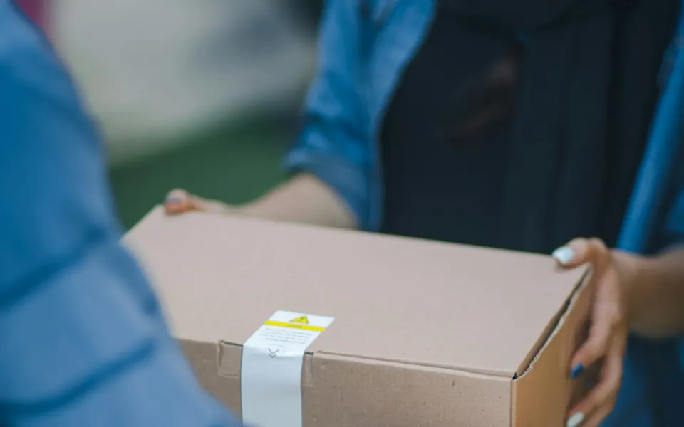 Übergabe eines Pakets an einen Kunden