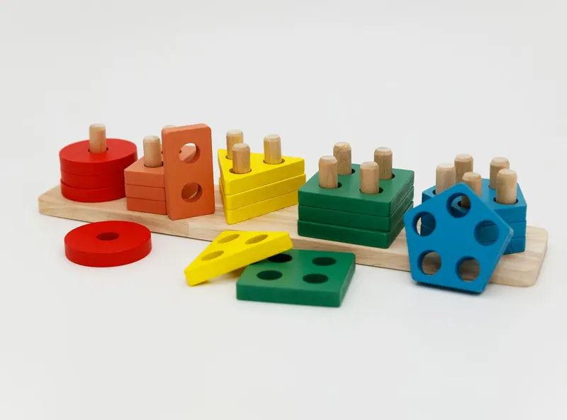 Steckspiel aus Holz in bunten Farben